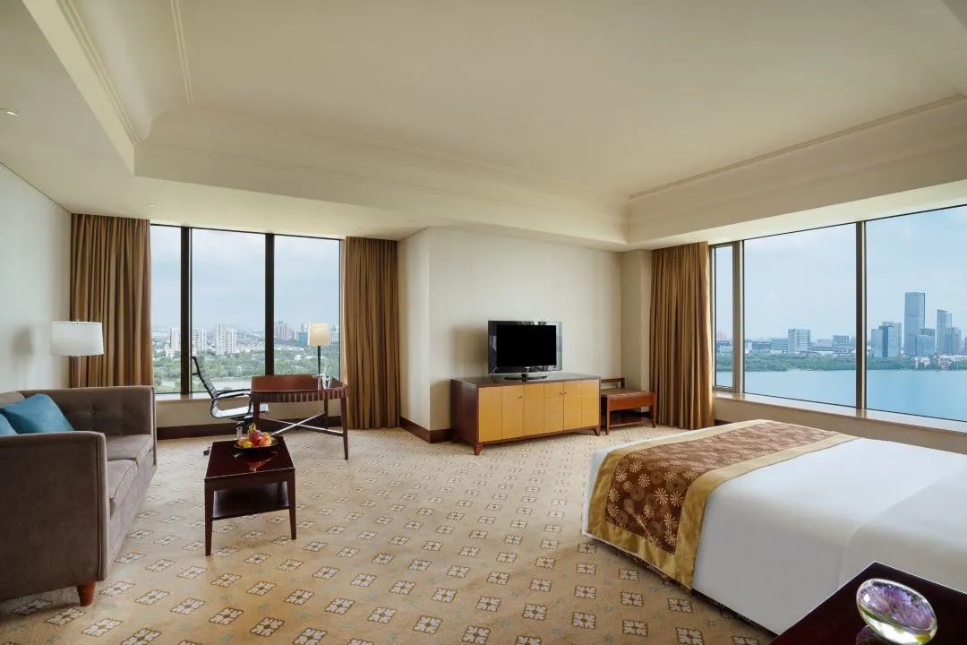 Deluxe Lake View Room