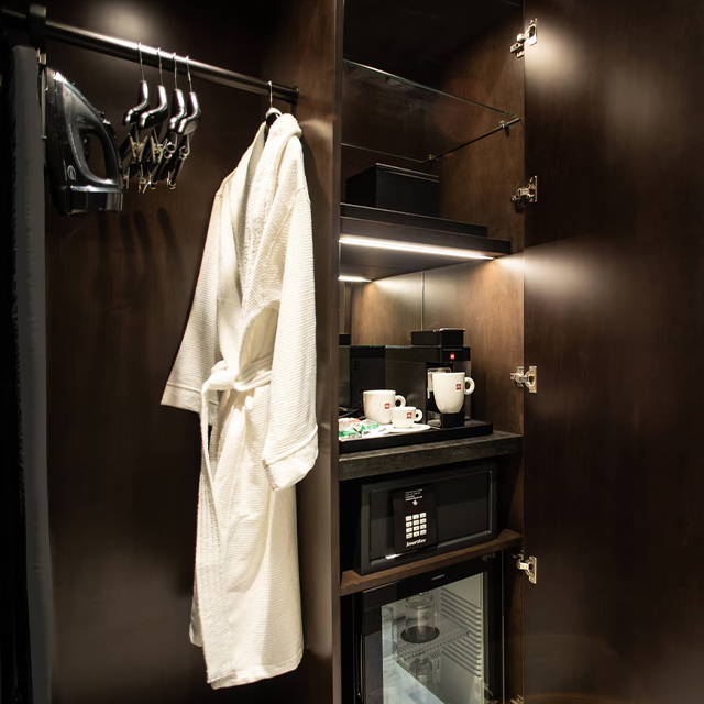 Foshan Factory Direct Furniture Solutions Closets Wardrobe for Hotel Suite