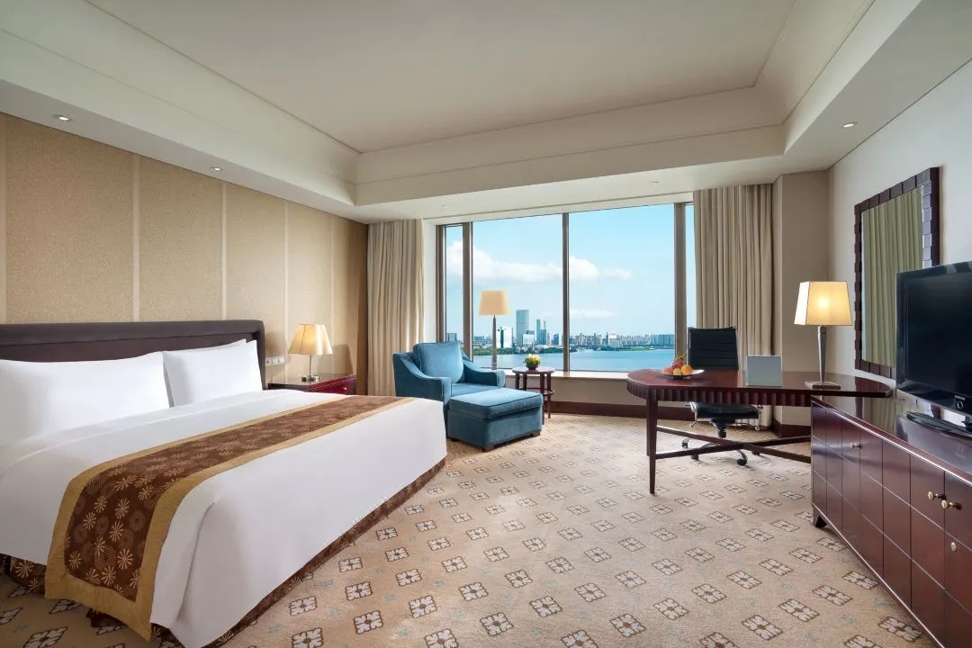 Executive Deluxe Lake View King Room